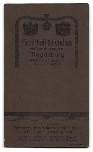 Fotografie Pieperhoff & Fendius, Magdeburg, Alte Ulrichsstrasse 14, Portrait junges Paar in hübscher Kleidung