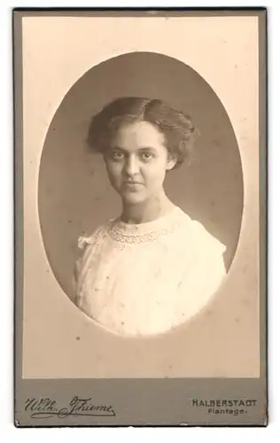 Fotografie Wilh. Thieme, Halberstadt, Plantage 9, Portrait junge Dame mit moderner Frisur