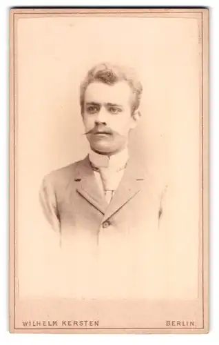 Fotografie Wilhelm Kersten, Berlin-SW, Krausen-Str. 40, Portrait modisch gekleideter Herr mit Zwirbelbart
