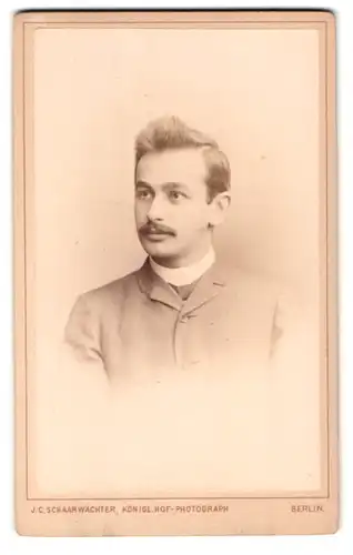 Fotografie J. C. Schaarwächter, Berlin-W., Leipziger-Strasse 130, Portrait modisch gekleideter Herr mit Oberlippenbart