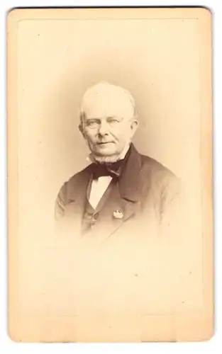 Fotografie Gustav Schultze, Naumburg a /S., Lindenstr. 676, Portrait älterer Herr im Anzug mit Bart