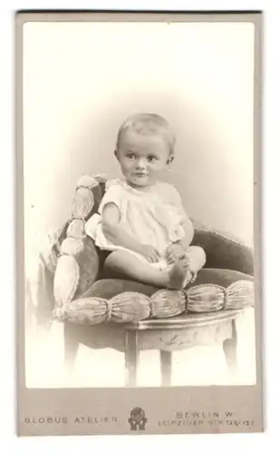 Fotografie Atelier Globus, Berlin-W., Leipziger-Str. 132-137, Portrait süsses Kleinkind im weissen Hemd mit nackigen Füssen