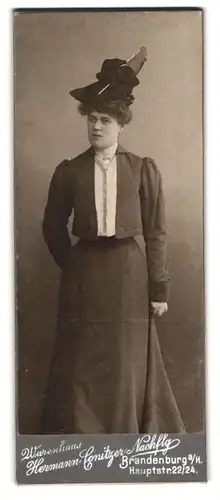 Fotografie Warenhaus Hermann Conitzer Nachflg., Brandenburg a. H., Hauptstr. 22-24, Portrait modisch gekleidete Dame