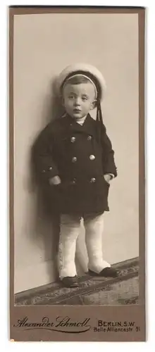 Fotografie Alexander Schmoll, Berlin-SW., Belle-Alliancestrasse 91, Portrait kleiner Junge in zeitgenössischer Kleidung