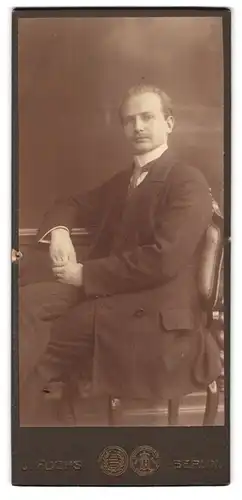 Fotografie J. Fuchs, Berlin-N., Friedrichstr. 108, Portrait junger Herr im Anzug mit Krawatte