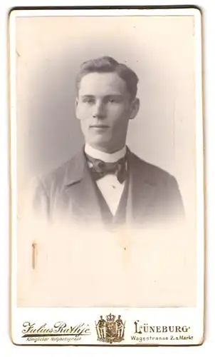 Fotografie Julius Rathje, Lüneburg, Wagestrasse 2, Portrait junger Herr im Anzug mit Fliege