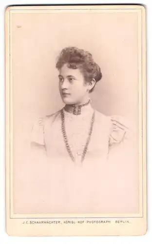 Fotografie J. C. Schaarwächter, Berlin-W., Leipziger-Str. 130, Portrait junge Dame im Kleid