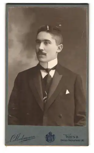 Fotografie L. Stockmann, Wien, Grosse Stadtgutgasse 36, Portrait eleganter Herr mit Zwirbelbart