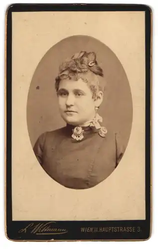 Fotografie L. Wittmann, Wien, Hauptstrasse 3, Portrait junge Dame mit Hochsteckfrisur und Halskette