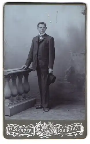 Fotografie A. Schilder, Roudnice, Ostruhova ulice c. 64, Portrait junger Herr im Anzug mit Krawatte