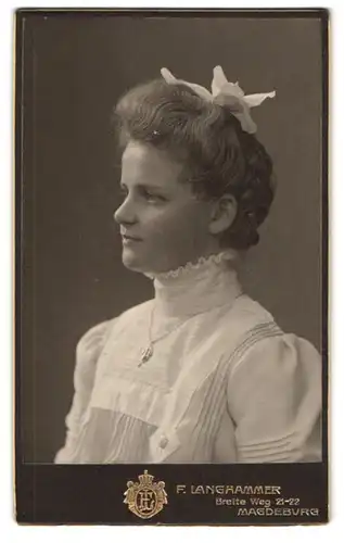 Fotografie Franz Langhammer, Magdeburg, Breite-Weg 21-22, Portrait junge Dame mit Haarschleife und Halskette