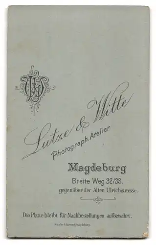 Fotografie Lutze & Witte, Magdeburg, Breite Weg 32-33, Portrait junges Mädchen im karierten Kleid