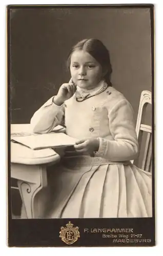 Fotografie F. Langhammer, Magdeburg, Breite Weg 21-22, Portrait modisch gekleidetes Mädchen mit Heft