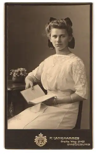 Fotografie Franz Langhammer, Magdeburg, Breite-Weg 21-22, Portrait hübsch gekleidete Dame mit einem Buch