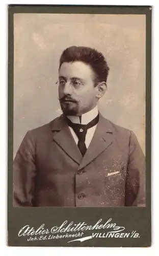 Fotografie Ed. Lieberknecht, Villingen i /B., Portrait eleganter Herr mit Brille und Bart