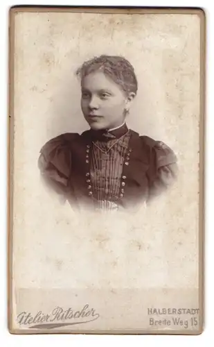 Fotografie Atelier Ritscher, Halberstadt, Breite Weg 15, Portrait junge Dame mit zurückgebundenem Haar