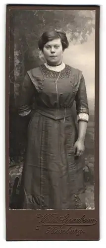 Fotografie Wilh. Graubom, Hamburg, Portrait junge Dame im modischen Kleid
