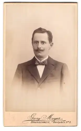 Fotografie Georg Meyer, Braunschweig, Bankplatz 3, Portrait eleganter Herr mit Moustache