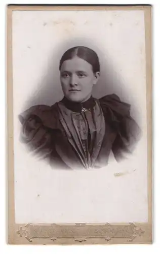 Fotografie Kappler & Wacker, Kaiserslautern, Eisenbahnstrasse, Portrait junge Dame mit zurückgebundenem Haar