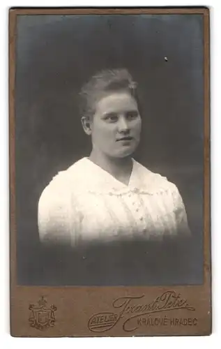 Fotografie Frant. Petr, Kralove Hradec, Prazske Predmesti, Portrait junge Dame mit zurückgebundenem Haar