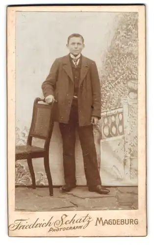 Fotografie Friedrich Schatz, Magdeburg, Portrait junger Herr in modischer Kleidung