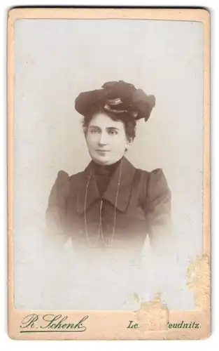 Fotografie R. Schenk, Leipzig-Reudnitz, Wurznerstr. 7, Portrait junge Dame in modischer Kleidung