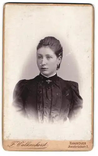 Fotografie Fritz Walkenhorst, Hannover, Ihmebrückstr. 2, Portrait junge Dame im Kleid mit Kragenbrosche