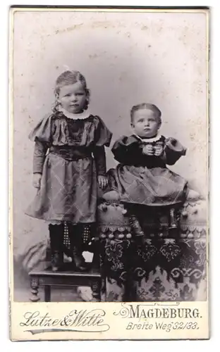 Fotografie Lutze & Witte, Magdeburg, Breite Weg 32-33, Portrait kleines Mädchen und Kleinkind in karierten Kleidern