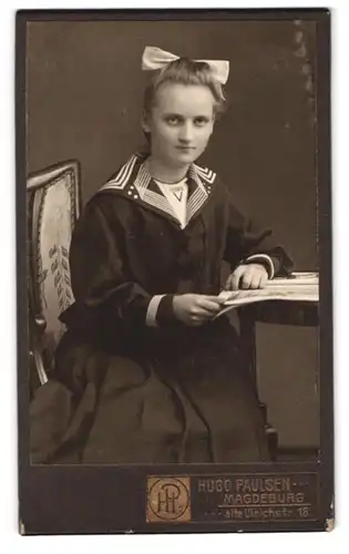 Fotografie Hugo Paulsen, Magdeburg, Alte Ulrichstr. 18, Portrait junge Dame im Matrosenhemd mit Zeitung