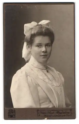 Fotografie Franz Beck, Magdeburg, Himmelreichstr. 15-16, Portrait junge Dame mit Haarschleife und Halskette
