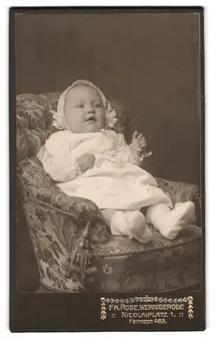 Fotografie Fr. Rose, Wernigerode, Nicolaiplatz 1, Portrait süsses Kleinkind im weissen Kleid