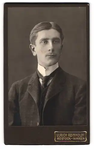 Fotografie Ulrich Reinholdt, Rostock i /M., Kröpeliner Str. 40, Portrait junger Herr im Anzug mit Krawatte