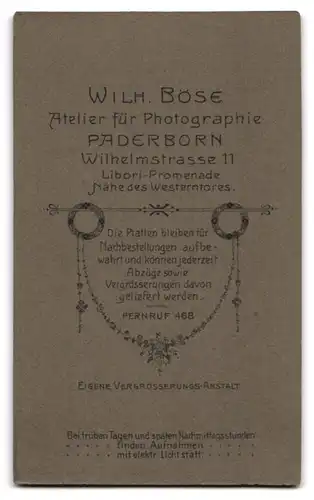 Fotografie Wilh. Böse, Paderborn, Wilhelmstrasse 11, Portrait kleines Kind im Kleid mit Spitzenkragen