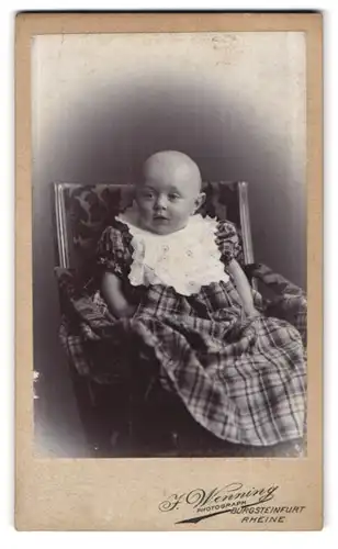 Fotografie J. Wenning, Burgsteinfurt, Wilhelmsplatz 5, Portrait süsses Kleinkind im karierten Kleid