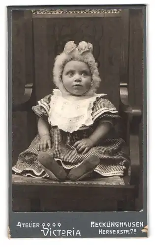 Fotografie Atelier Victoria, Recklinghausen, Hernerstr. 7 e, Portrait süsses Kleinkind im karierten Kleid