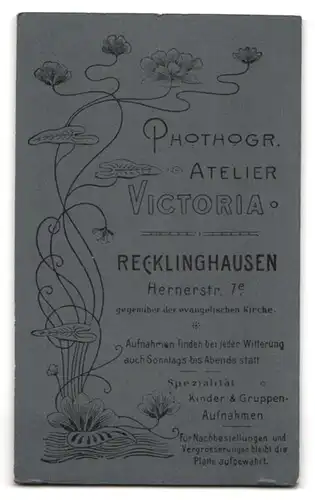 Fotografie Atelier Victoria, Recklinghausen, Hernerstr. 7 e, Portrait süsses Kleinkind im karierten Kleid