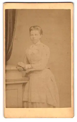 Fotografie Hermann Ramm, Celle, Altencellertorstr. 1, Portrait junge Dame in hübscher Kleidung