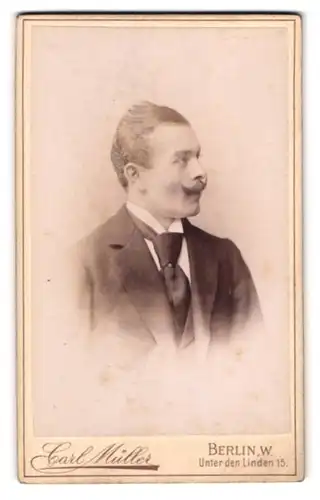 Fotografie Carl Müller, Berlin-W., Unter den Linden 15, Portrait eleganter Herr mit Moustache