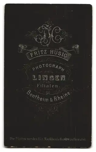 Fotografie Fritz Hüsig, Lingen, Portrait junger Herr im Anzug mit Fliege