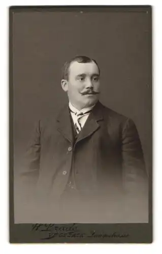 Fotografie H. Brade, Vegesack, Langestrasse, Portrait stattlicher Herr im Anzug mit Moustache