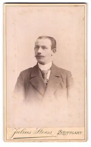 Fotografie Julius Stoess, Stuttgart, Eberhardstrasse 47, Portrait eleganter Herr mit Zwirbelbart