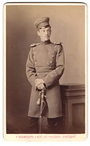 Fotografie F. Brandseph, Stuttgart, Portrait Offizier in Uniform mit Epauletten und Säbel