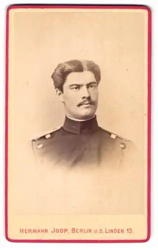 Fotografie Hermann Joop, Berlin, unter den Linden 13, Portrait Offizier in Uniform mit Moustache