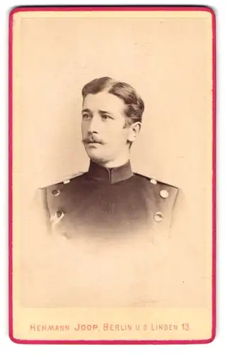 Fotografie Hermann Joop, Berlin, unter den Linden 13, Portrait junger Offizier in Uniform mit eingestecktem Orden