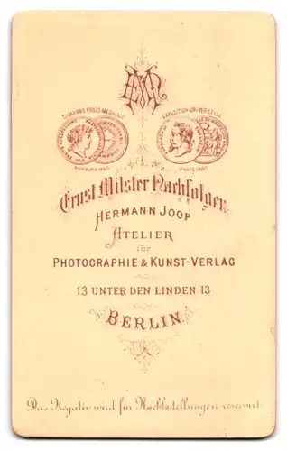 Fotografie Hermann Joop, Berlin, unter den Linden 13, Portrait junger Offizier in Uniform mit eingestecktem Orden
