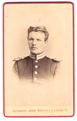 Fotografie Hermann Joop, Berlin, unter den Linden 13, Portrait Offizier in Gardeuniform mit Epauletten