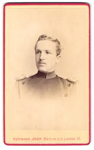 Fotografie Hermann Joop, Berlin, unter den Linden 13, Portrait Offizier in Uniform mit Epauletten