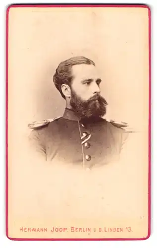 Fotografie Hermann Joop, Berlin, unter den Linden 13, Offizier in Uniform mit Epauletten und Ordensband, Vollbart