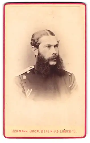 Fotografie Hermann Joop, Berlin, unter den Linden 13, Portrait Offizier in Uniform mit Vollbart und Ordensband