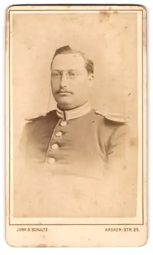 Fotografie Junk & Schultz, Berlin, Kornenstr. 25, Portrait Offizier in Gardeuniform mit Epauletten, Zwickerbrille
